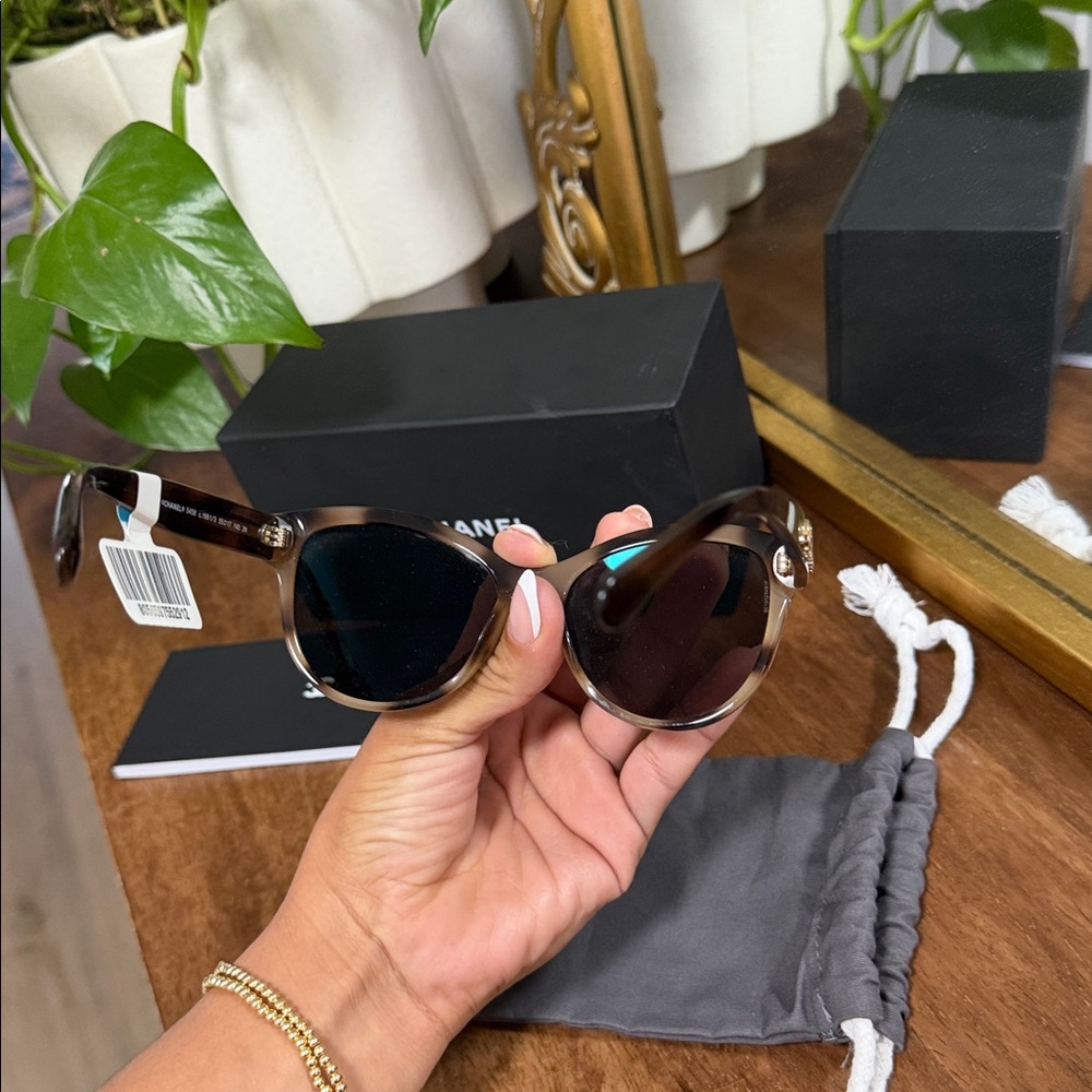 CHANEL Brown Tortoiseshell Sunglasses with Gold Chanel Logo - Picture 6 of 8